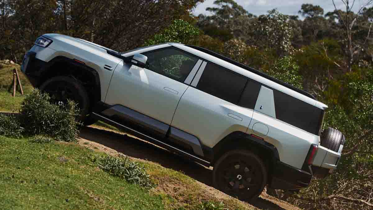 2026-Denza-B8 on incline