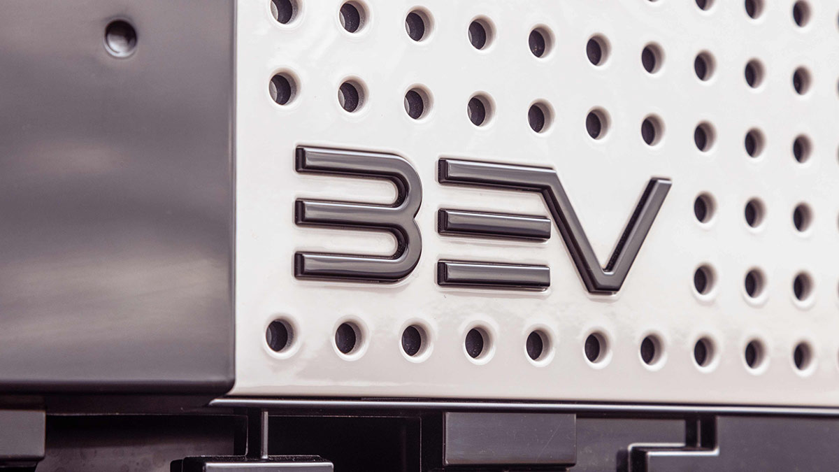 Jaecoo J5 electric SUV front fascia detail of perforated insert and BEV lettering.