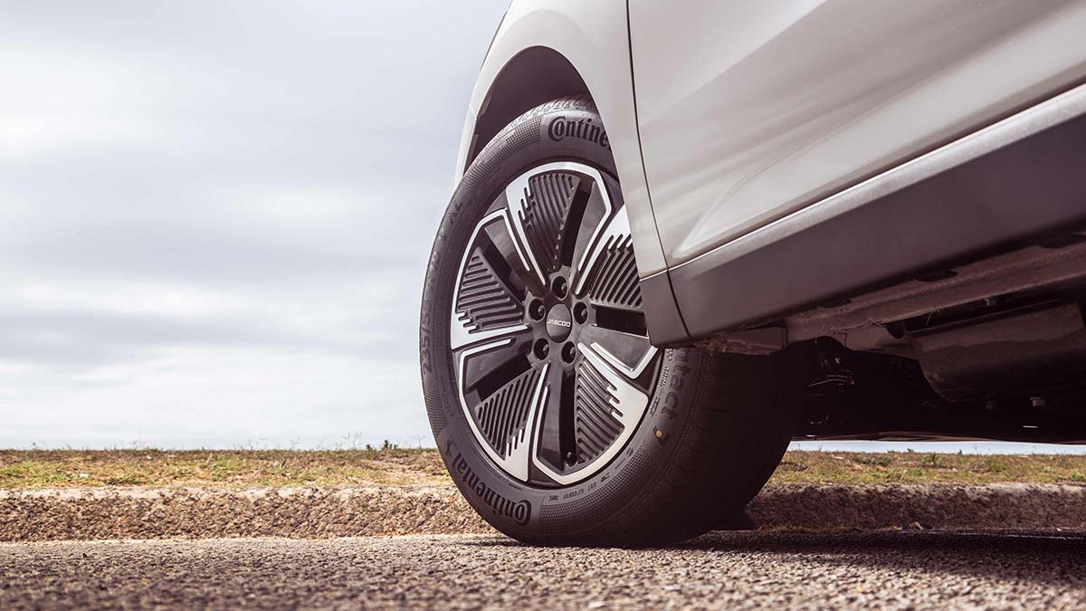 Ground-level view of Jaecoo J5 EV’s front left 18-inch aero-design alloy wheel with Continental tyre.