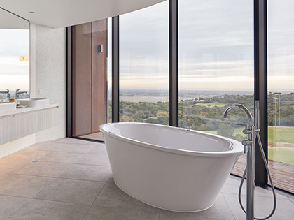 Bath tub in the Cape Schanck spa suite with floor to ceiling windows.