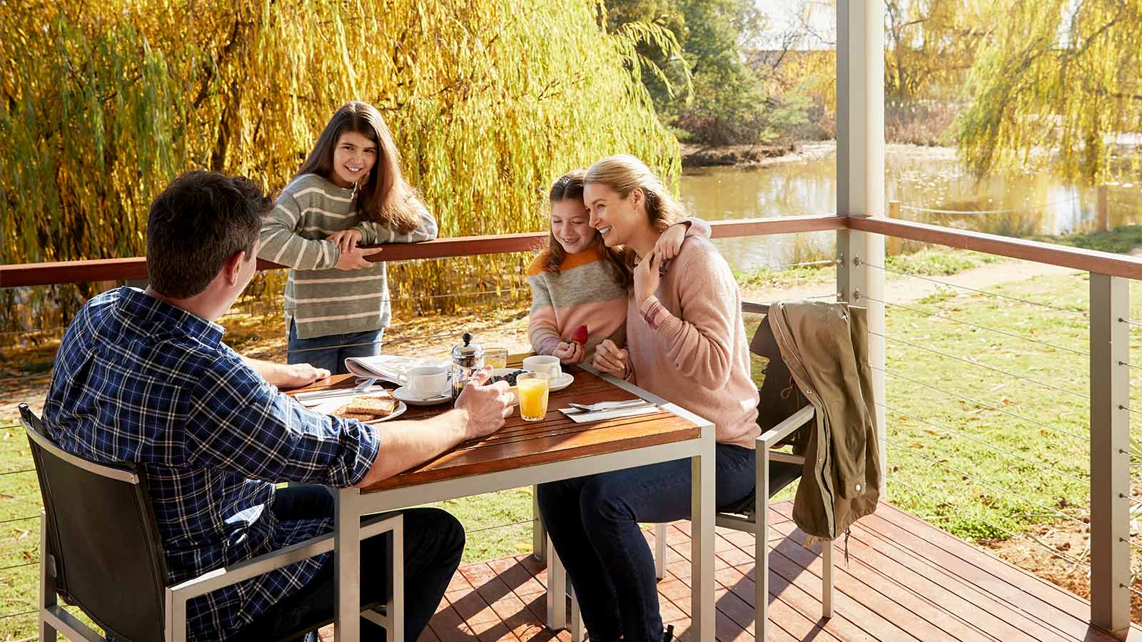 Family dining outdoors at Cobram Resort.
