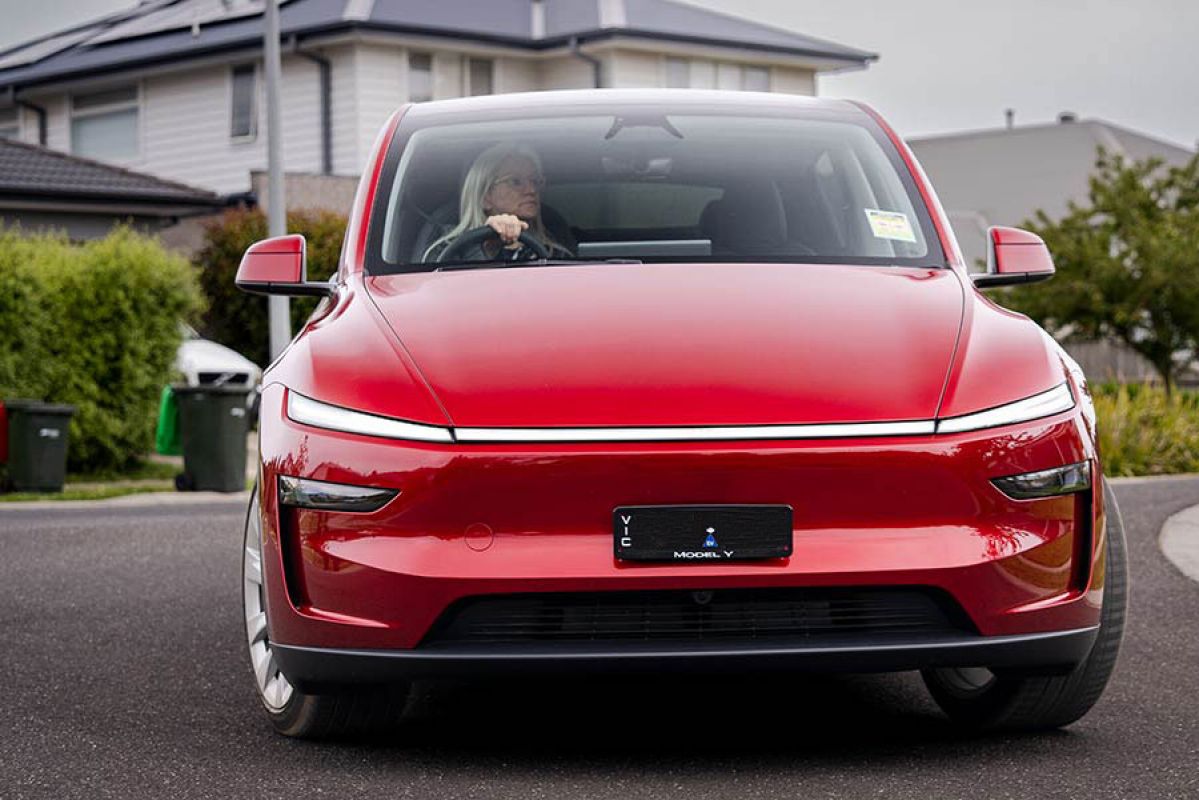 RACV ERA technician testing car battery charge