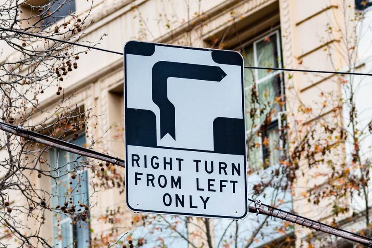 A hook turn sign above an intersection n Melbourne