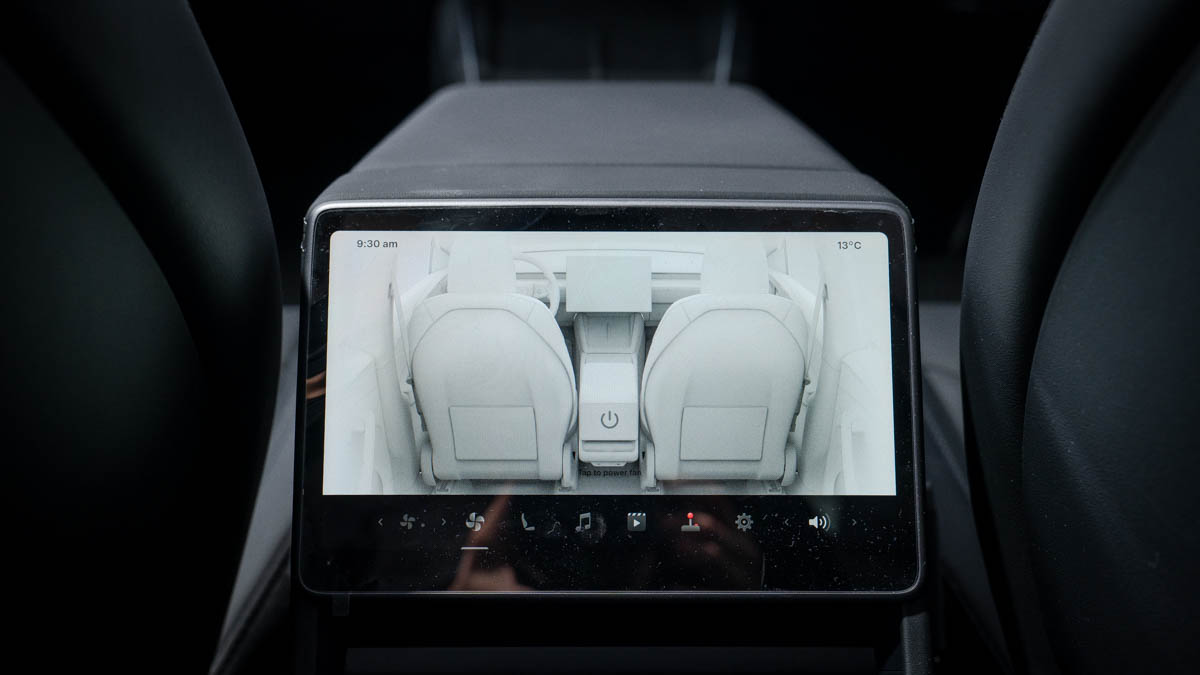 Rear-infotainment-Tesla-Y